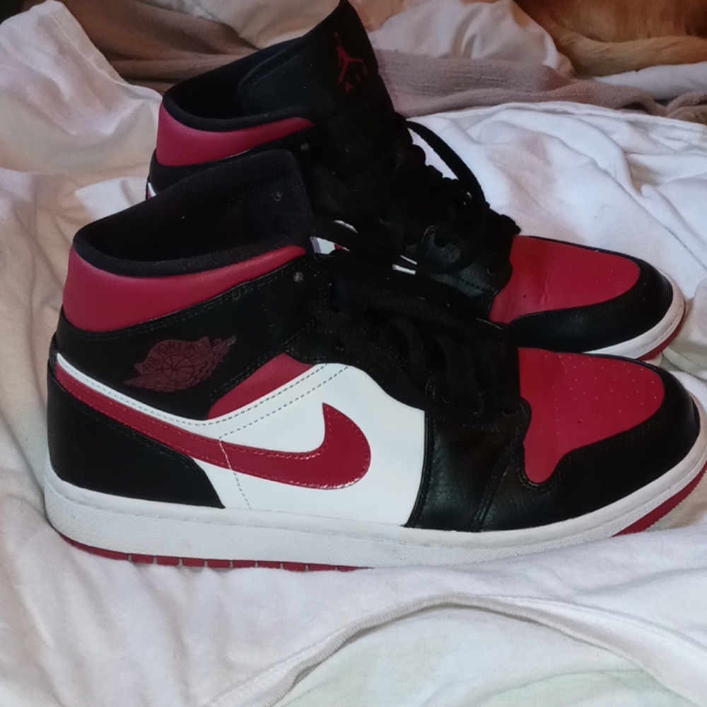 Nike Jordan 1 mid bred